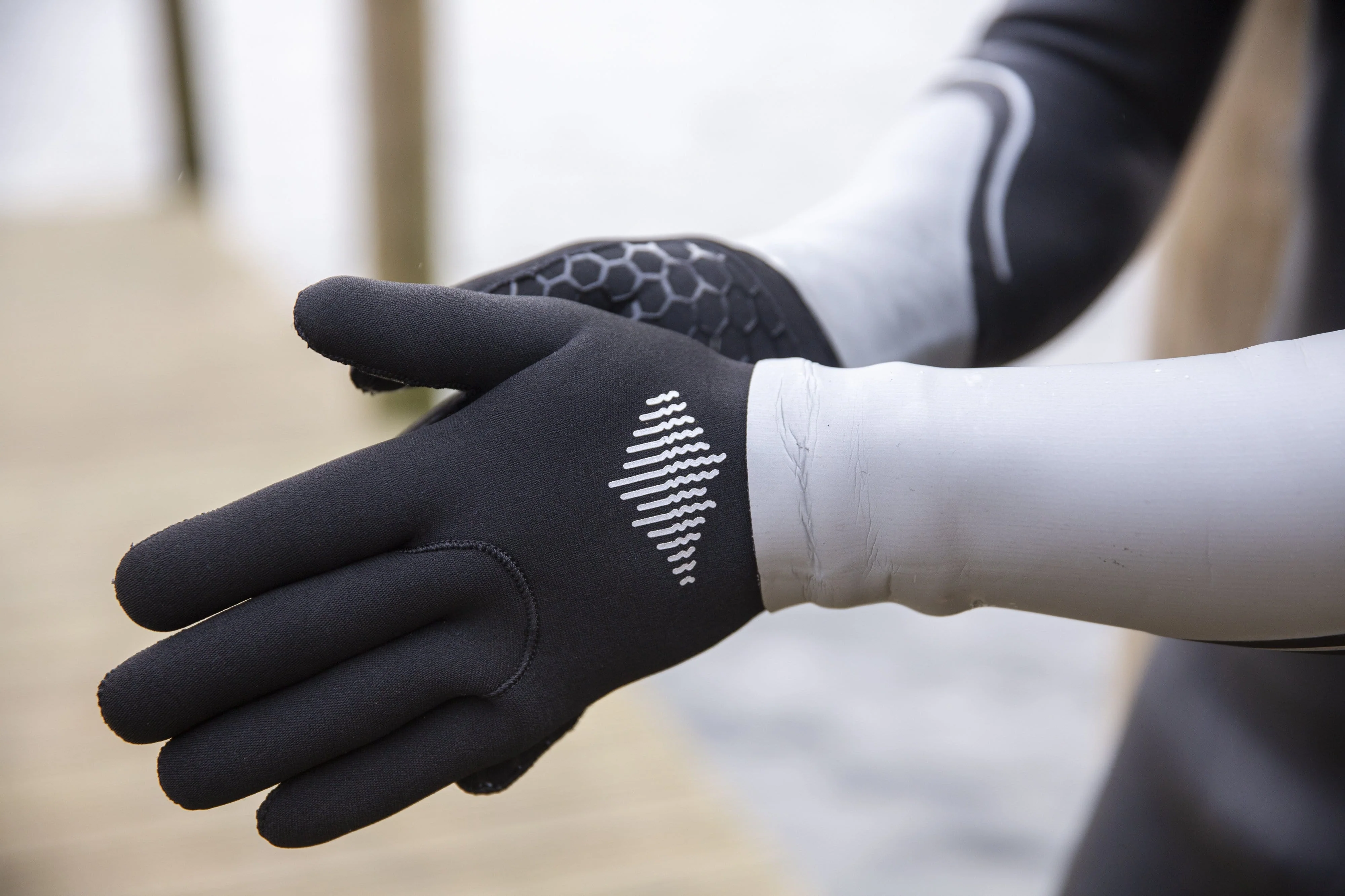Outdoor Swimming Gloves - Image 3