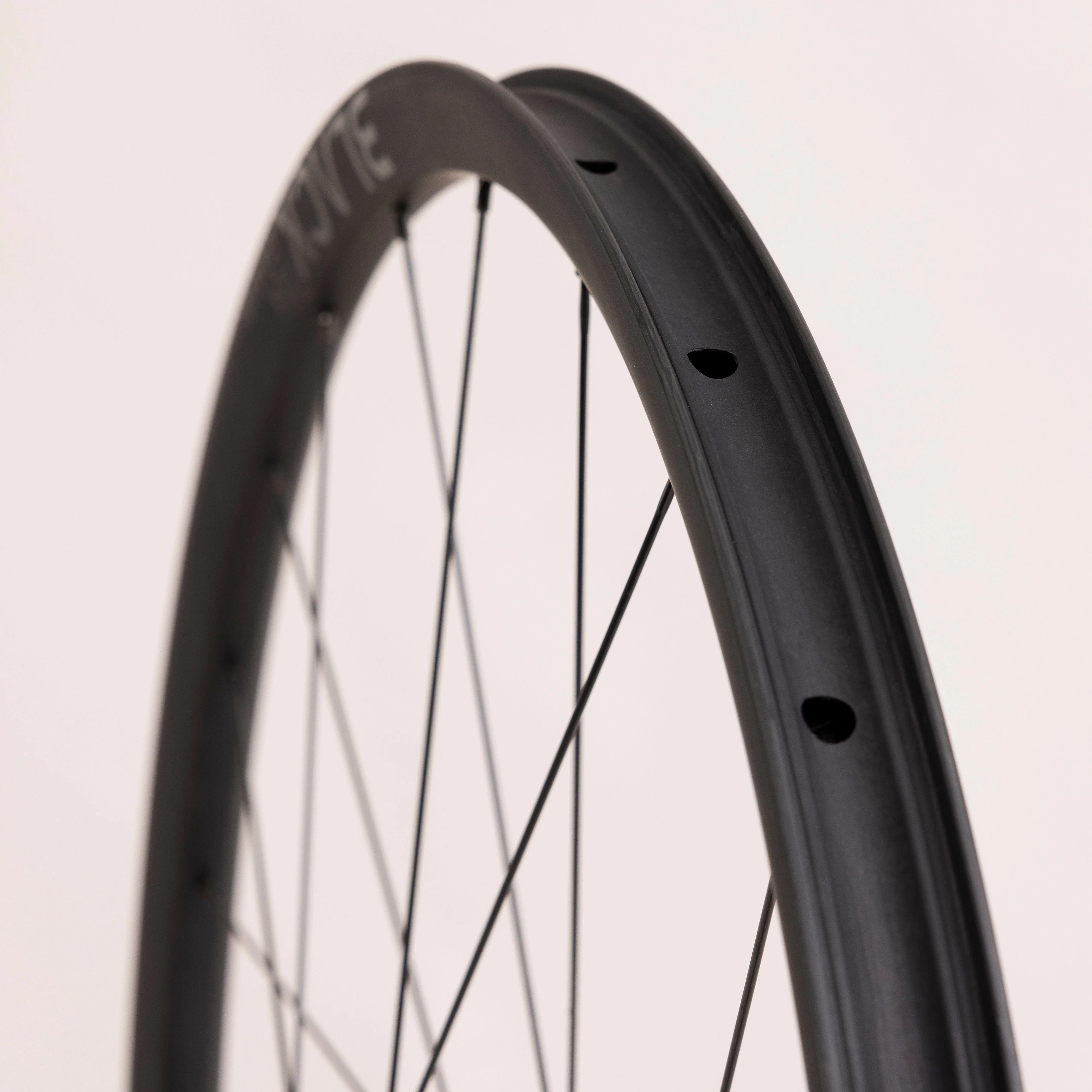 Sonder Black i24 Carbon Gravel Wheelset - Image 9